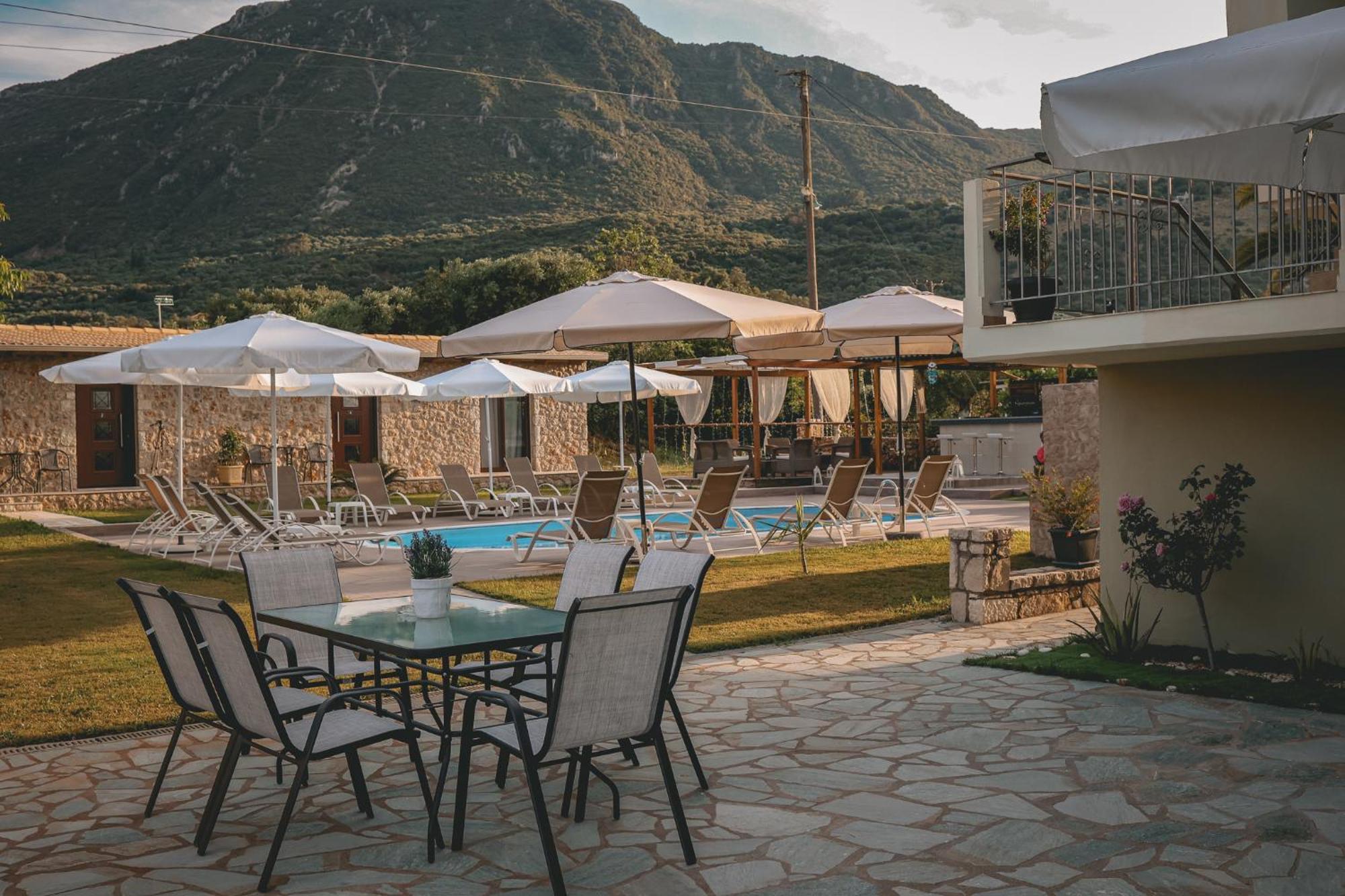 Tsanis Estate Lejlighedshotel Parga Eksteriør billede